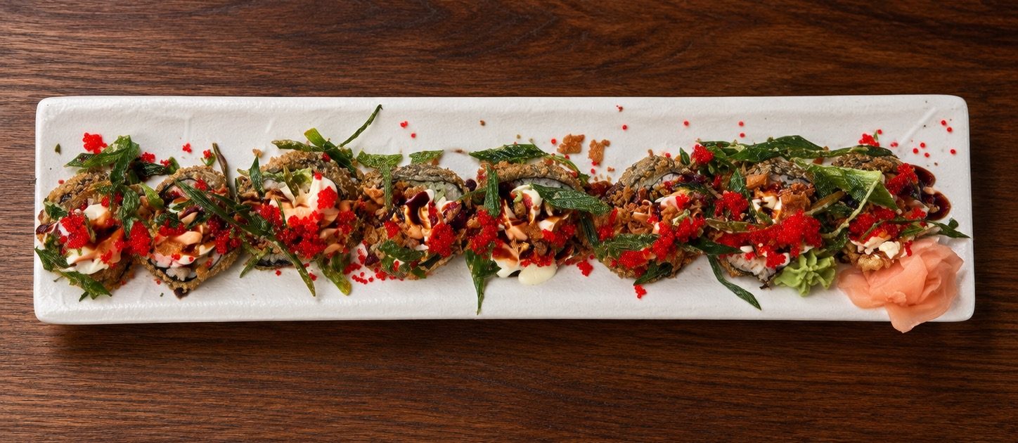 Des rolls croustillants garnis de sauce, d’œufs de poisson et de verdure, photographiés chez CHISENYA