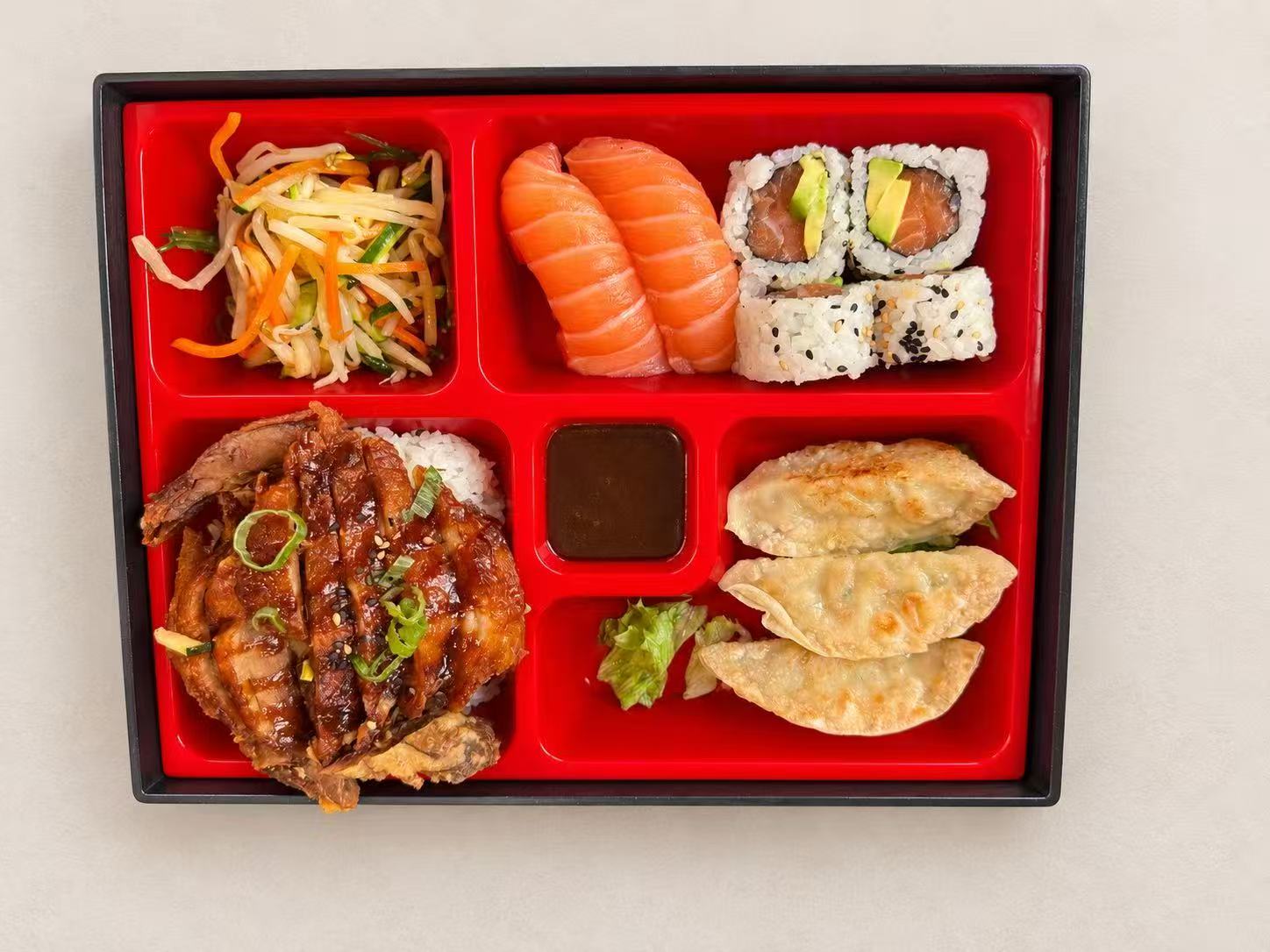 Un bento CHISENYA avec sushi, gyoza et plat chaud