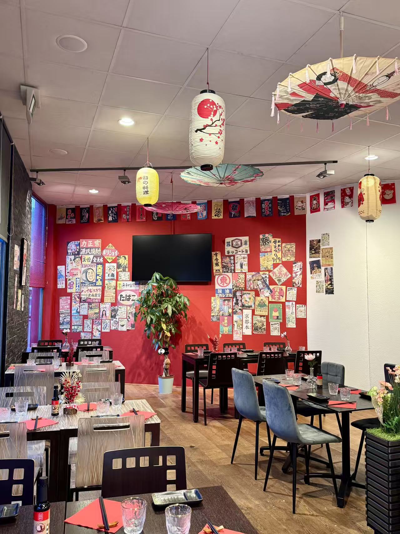 La salle CHISENYA à Martigny, ses lanternes japonaises et ses tables accueillantes